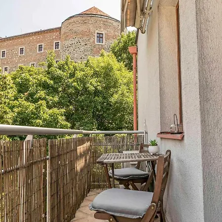 Castle View With Free Parking شقة